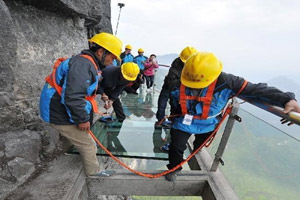 湖南张家界天门山千米高绝壁栈道更换